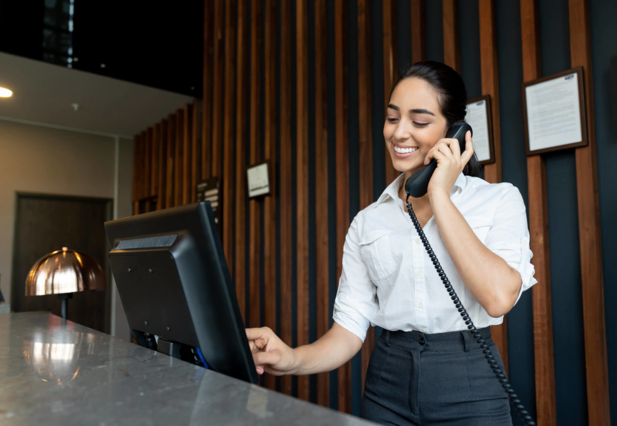 hoel front desk agent hotel reservation system